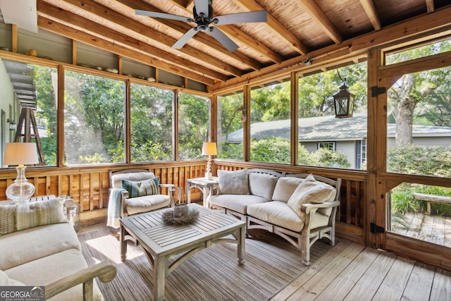 sunroom with ceiling fan