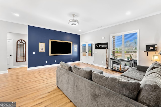 living room featuring crown molding, recessed lighting, visible vents, light wood-type flooring, and baseboards