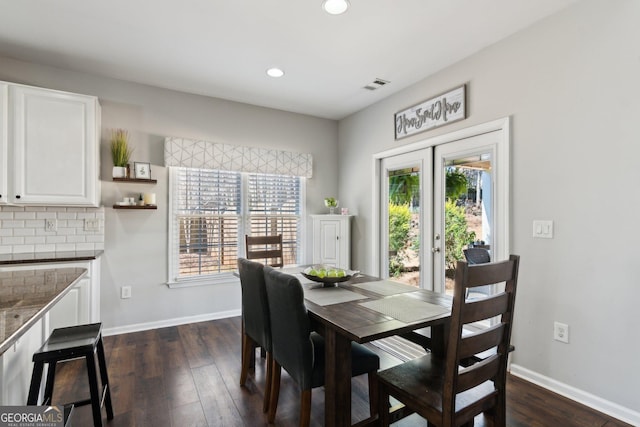 dining room with dark wood-style floors, recessed lighting, visible vents, and baseboards