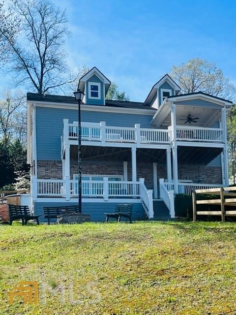 view of front of house featuring a front yard and ceiling fan