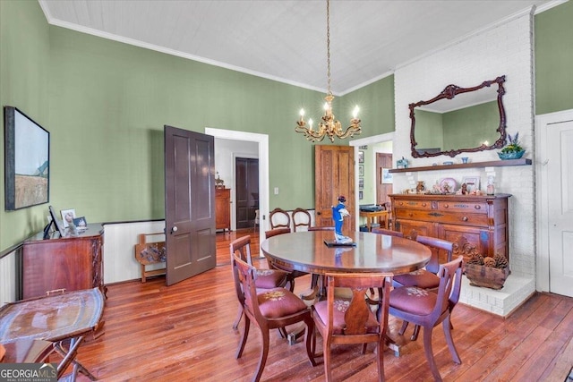 dining room featuring crown molding, a chandelier, and wood finished floors