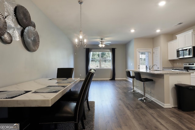 dining space featuring recessed lighting, visible vents, baseboards, dark wood-style floors, and an inviting chandelier