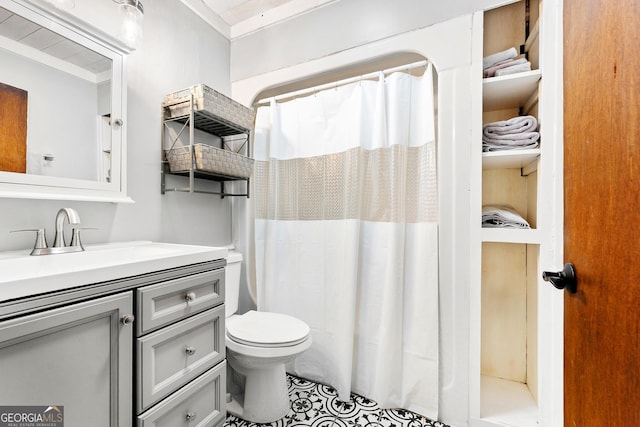 bathroom featuring a shower with shower curtain, crown molding, vanity, and toilet