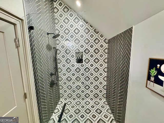 bathroom featuring a tile shower