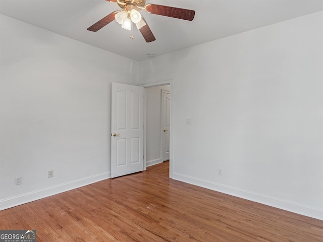 unfurnished room with light wood-style floors, baseboards, and a ceiling fan