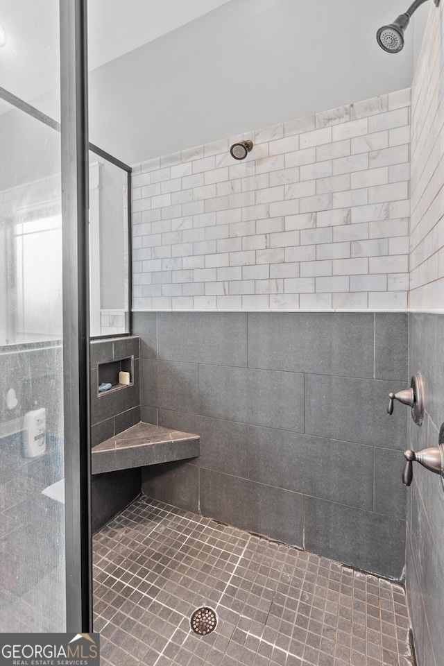 full bath featuring tiled shower