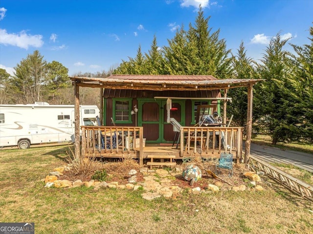 view of front of home featuring a front lawn and metal roof