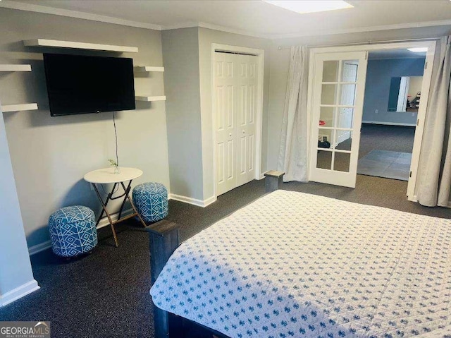 bedroom featuring crown molding, carpet floors, a closet, and baseboards