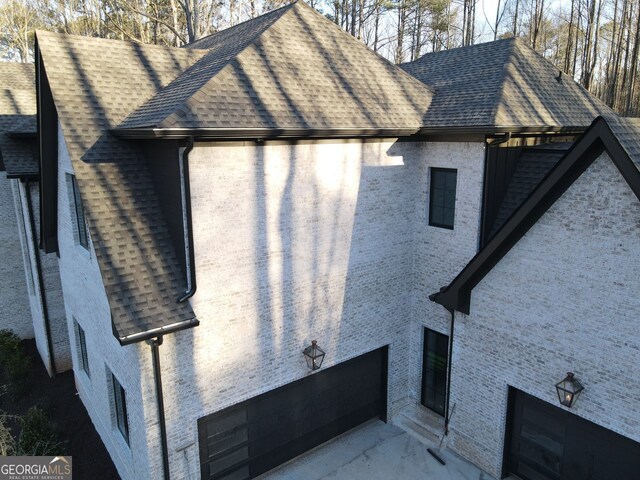 view of front of house with driveway