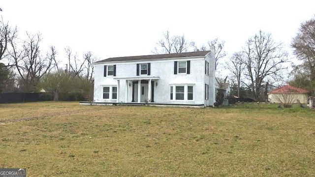 view of front of property featuring a front lawn