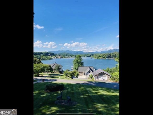 water view with a mountain view