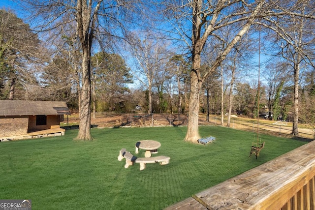 view of yard featuring an outbuilding