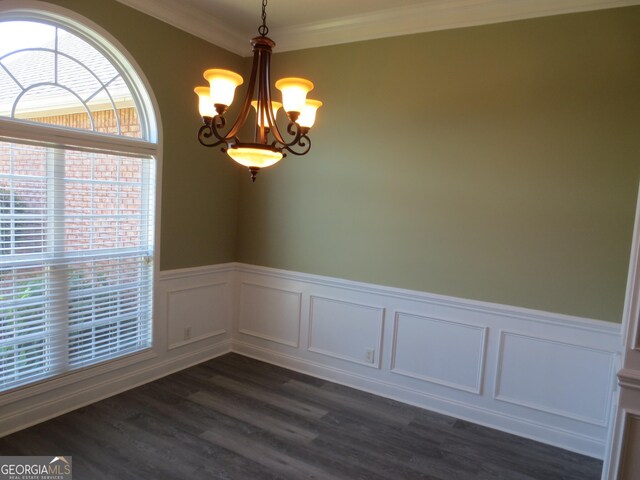 kitchen featuring ornamental molding, a peninsula, dark countertops, a sink, and stainless steel appliances