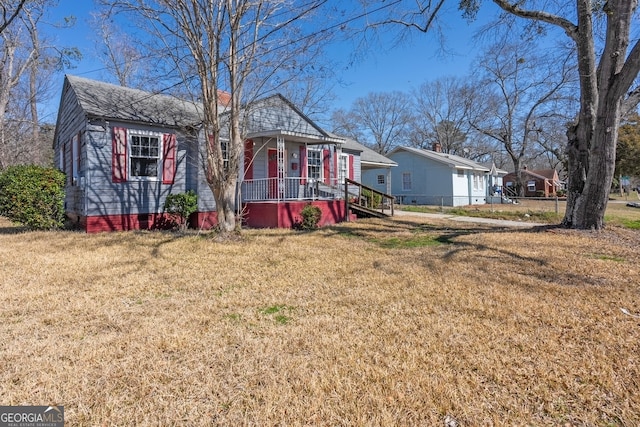 view of front of property featuring a porch and a front yard