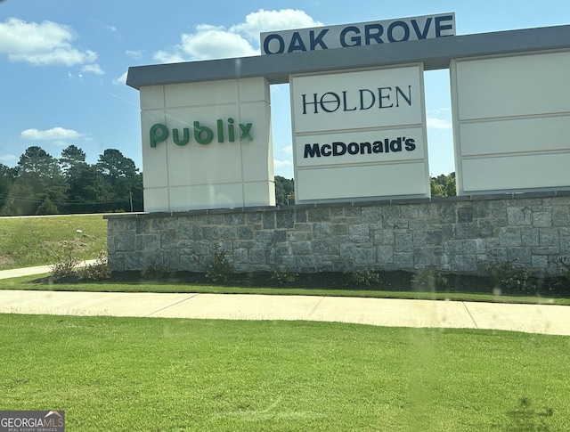 view of property's community featuring a lawn