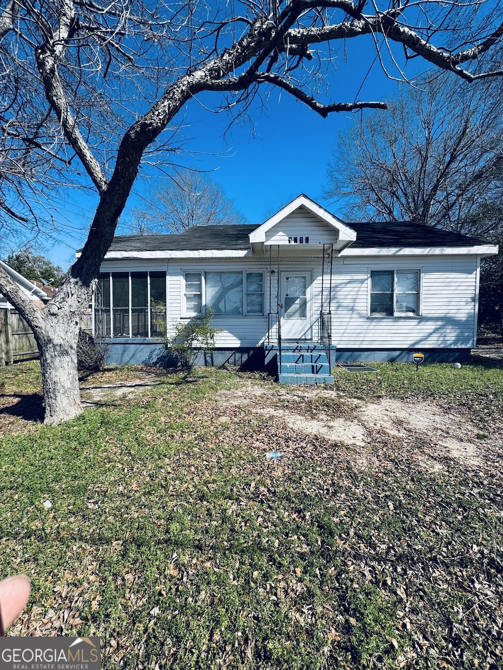 view of front of home featuring a front lawn