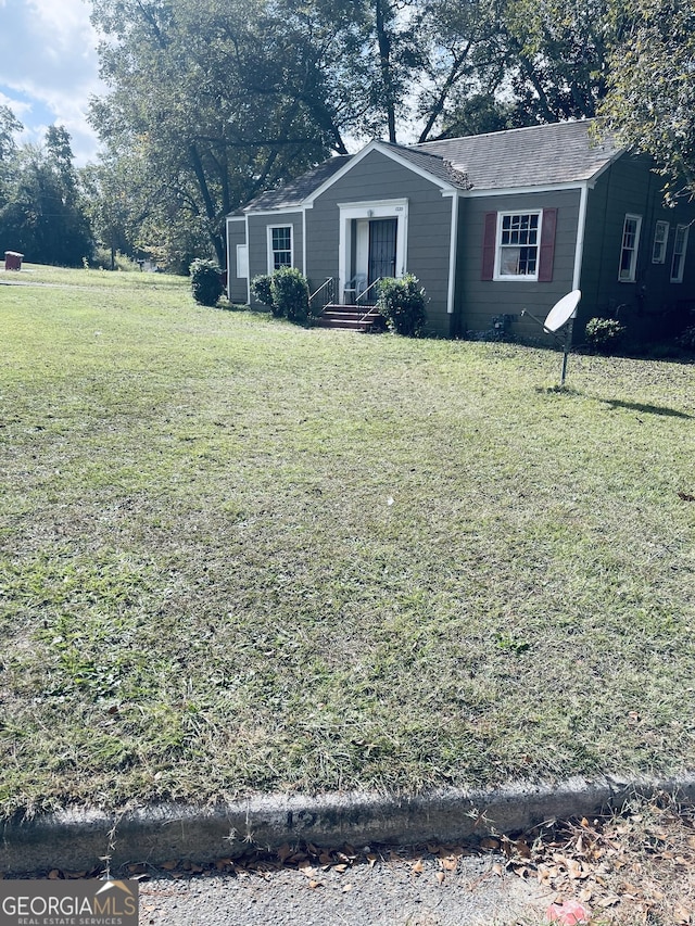 view of front of house featuring a front yard