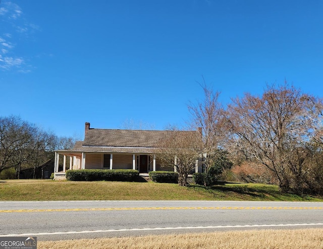 view of front of house featuring a front yard