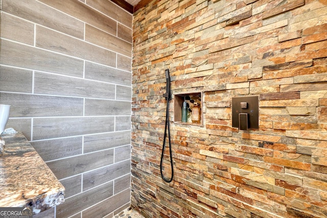 bathroom featuring a tile shower