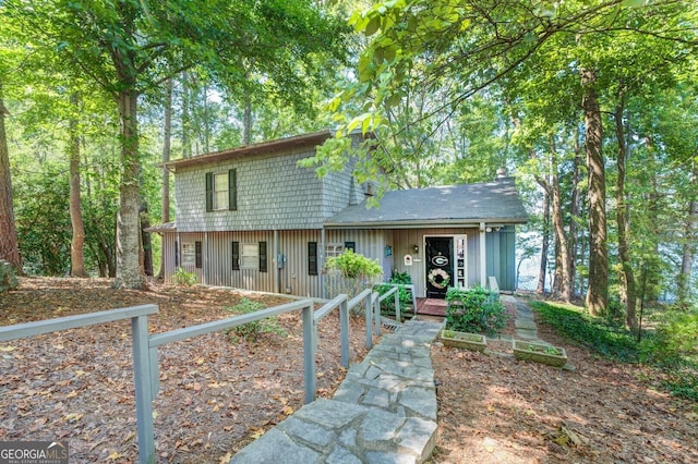 view of front facade featuring a fenced front yard