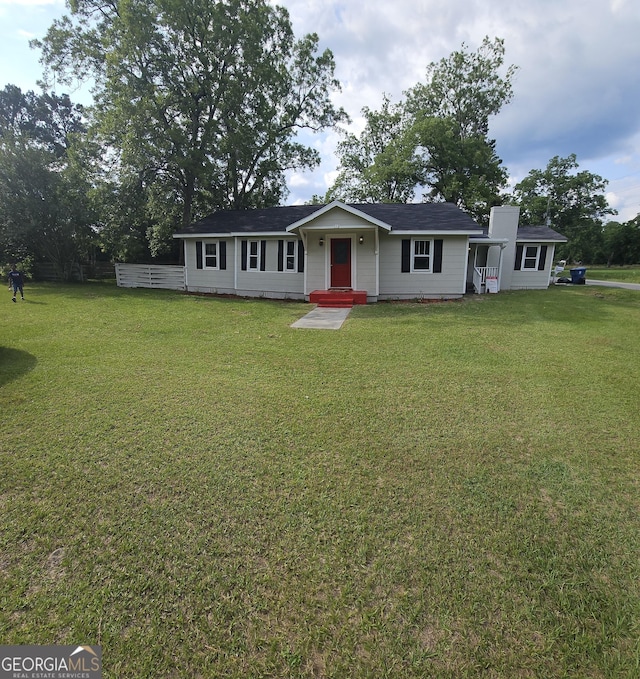 view of front of home featuring a front lawn