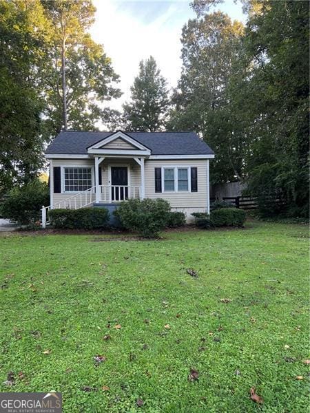 view of front facade featuring a front yard