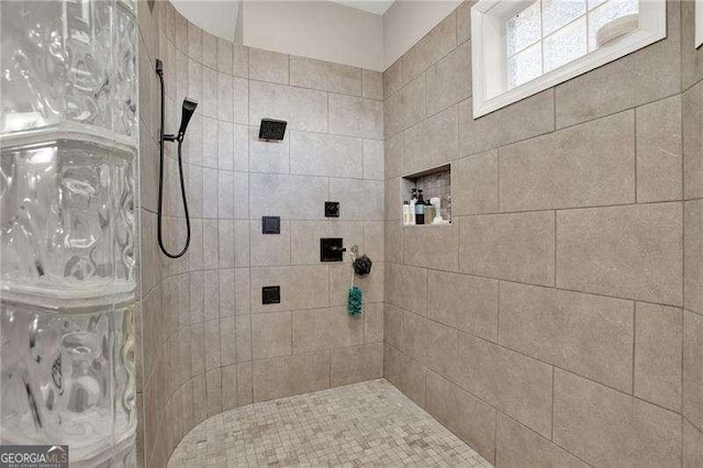 full bathroom featuring tiled shower