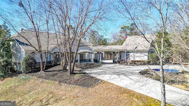 view of front of property featuring driveway