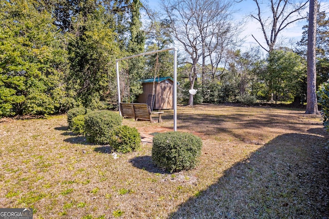 view of yard featuring an outdoor structure and a shed