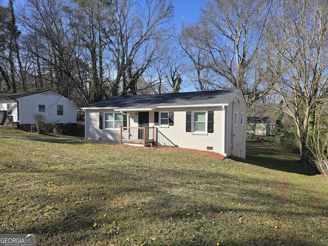 view of front facade featuring crawl space, a front yard, and brick siding