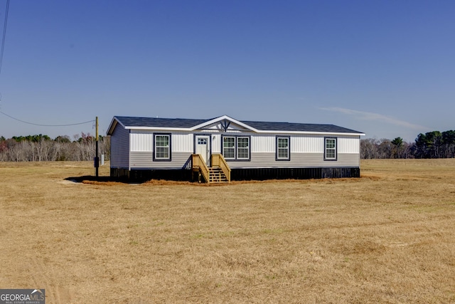 manufactured / mobile home featuring a front lawn