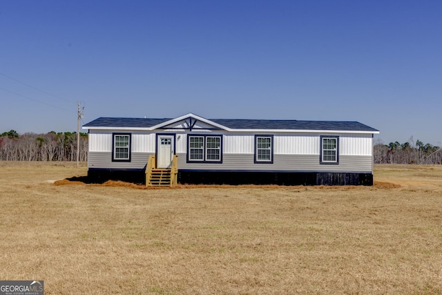 manufactured / mobile home featuring entry steps and a front lawn