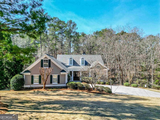 view of front of home featuring a front yard and driveway