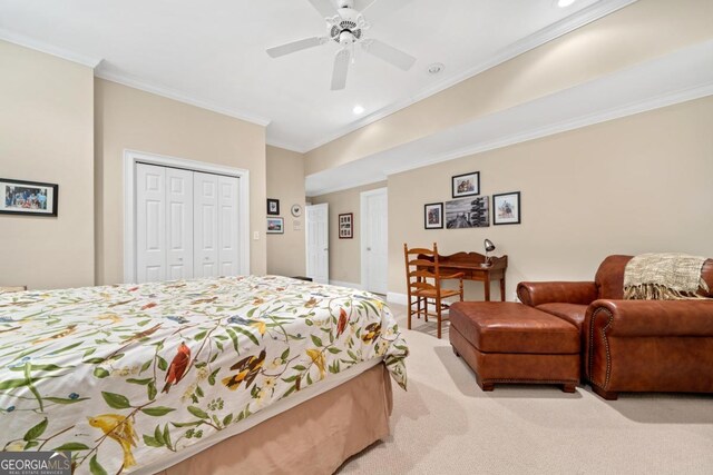 bedroom featuring ceiling fan, light carpet, baseboards, ornamental molding, and a closet