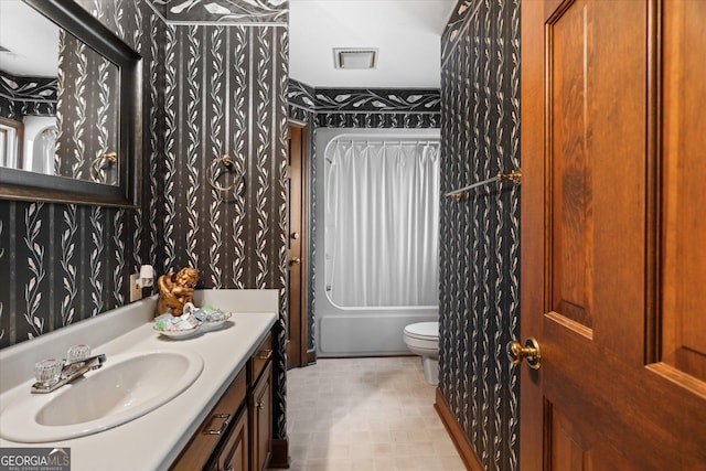 bathroom with shower / tub combo with curtain, vanity, toilet, and wallpapered walls