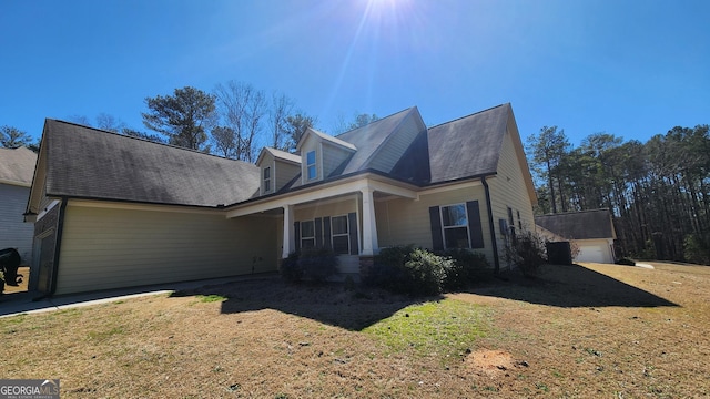 view of front of property featuring a porch and a front yard