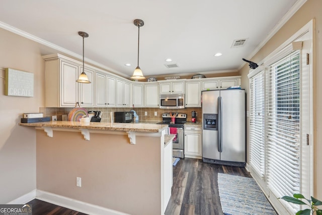 4740 Arbor Meadows Dr, Cumming, GA 30040 - kitchen with stainless steel appliances, a peninsula, a kitchen bar, and visible vents