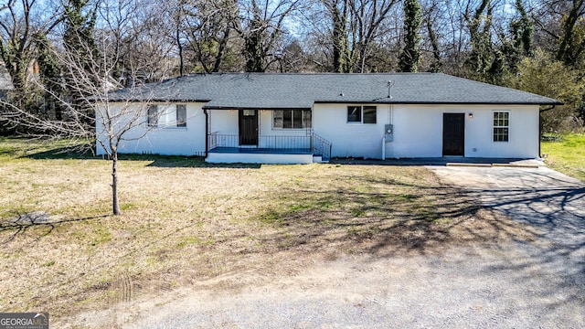 single story home featuring a front yard