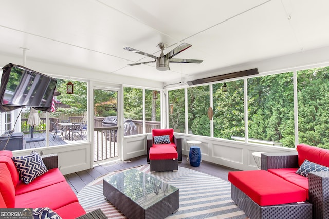 sunroom with ceiling fan