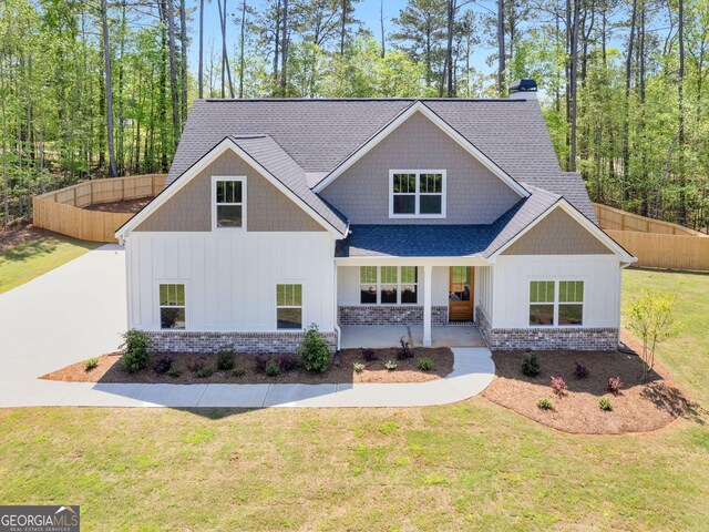 craftsman house featuring board and batten siding and a front yard