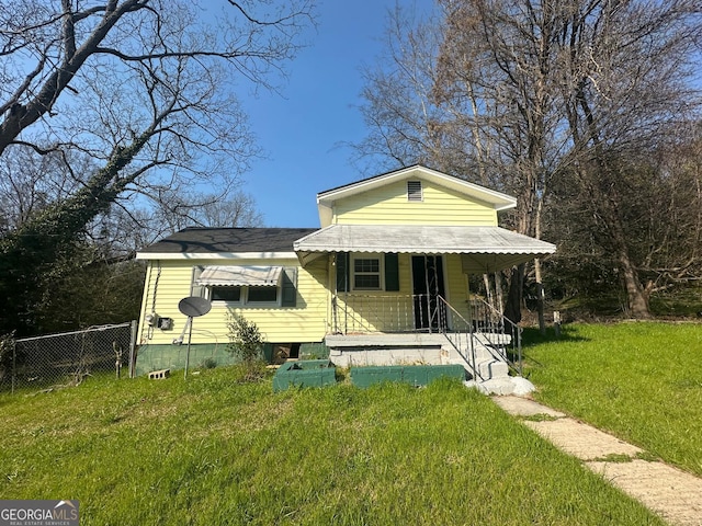 view of front facade with a front yard and fence