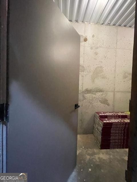 bathroom featuring unfinished concrete floors