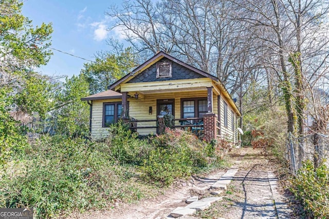 view of front of property with covered porch and fence