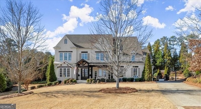 view of front facade featuring driveway