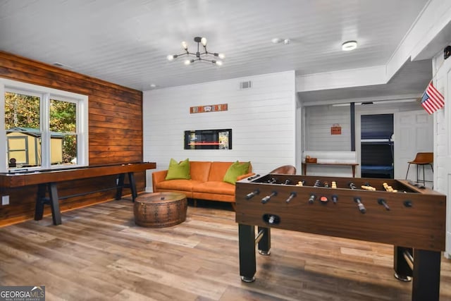 rec room featuring a chandelier, visible vents, and wood finished floors