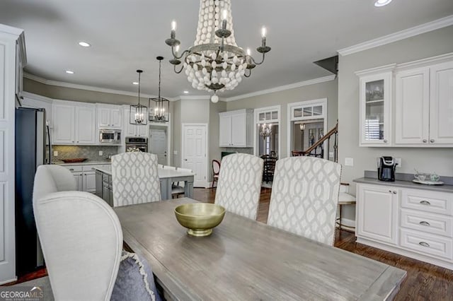 dining space with recessed lighting, baseboards, dark wood-style floors, an inviting chandelier, and crown molding