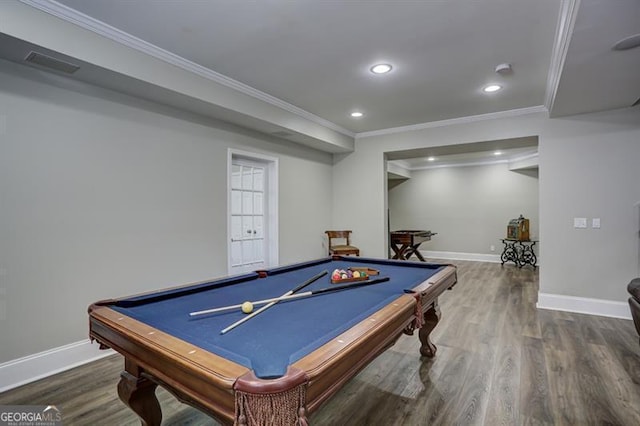 playroom featuring visible vents, baseboards, ornamental molding, wood finished floors, and recessed lighting