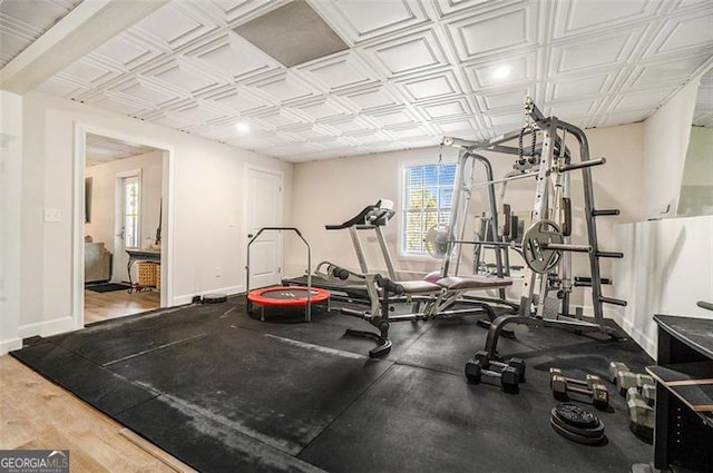 exercise room featuring baseboards