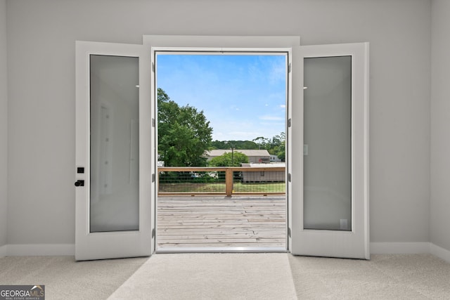 entryway featuring carpet and baseboards