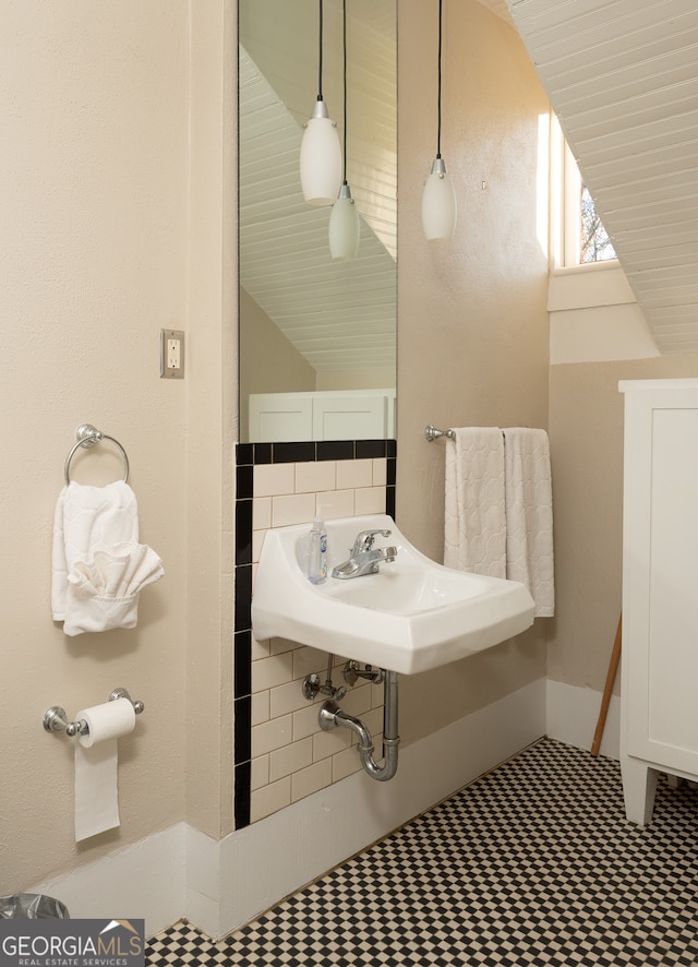 bathroom featuring a sink